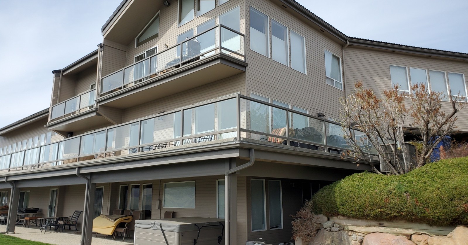 Multi-level home with glass deck railing panels installed by Community Glass